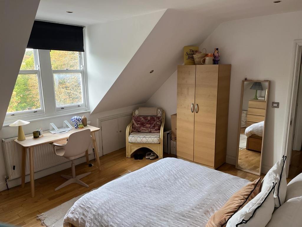 2 Bedroom Top Floor Flat, West Dulwich Free Street Parking 런던 외부 사진