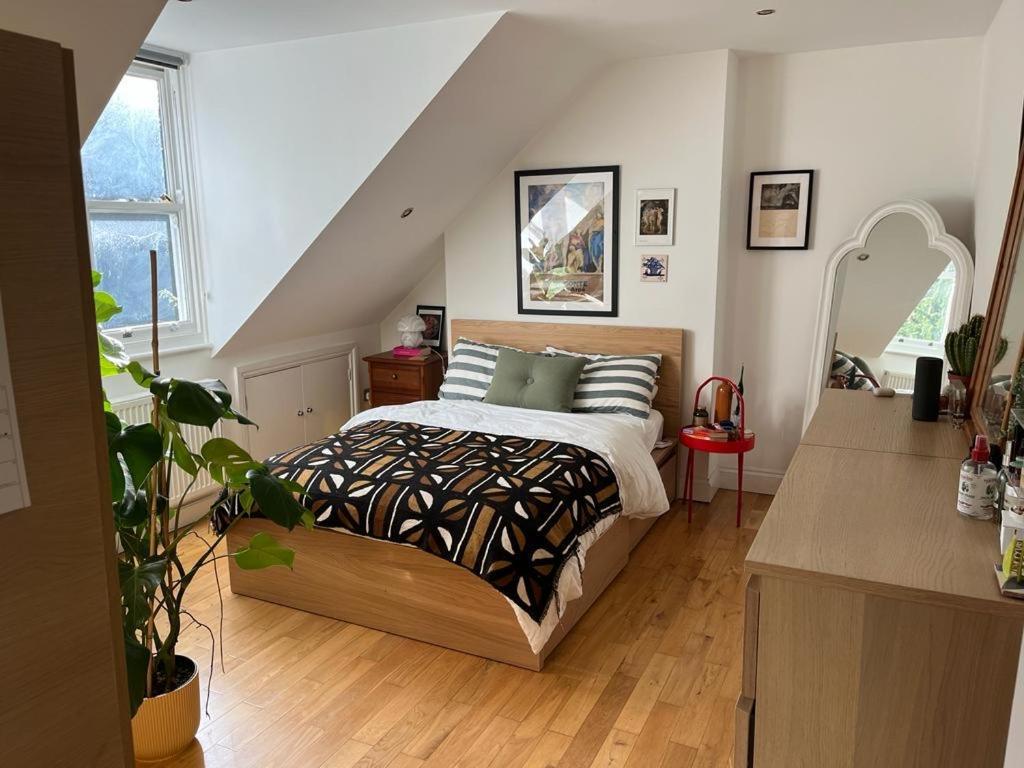 2 Bedroom Top Floor Flat, West Dulwich Free Street Parking 런던 외부 사진