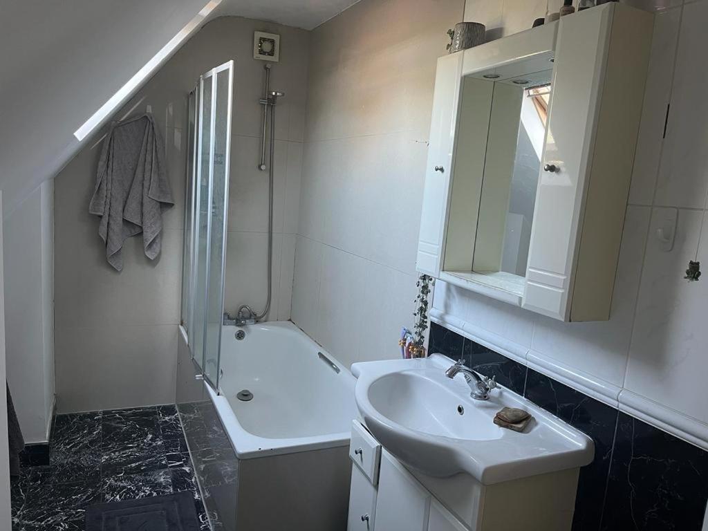 2 Bedroom Top Floor Flat, West Dulwich Free Street Parking 런던 외부 사진