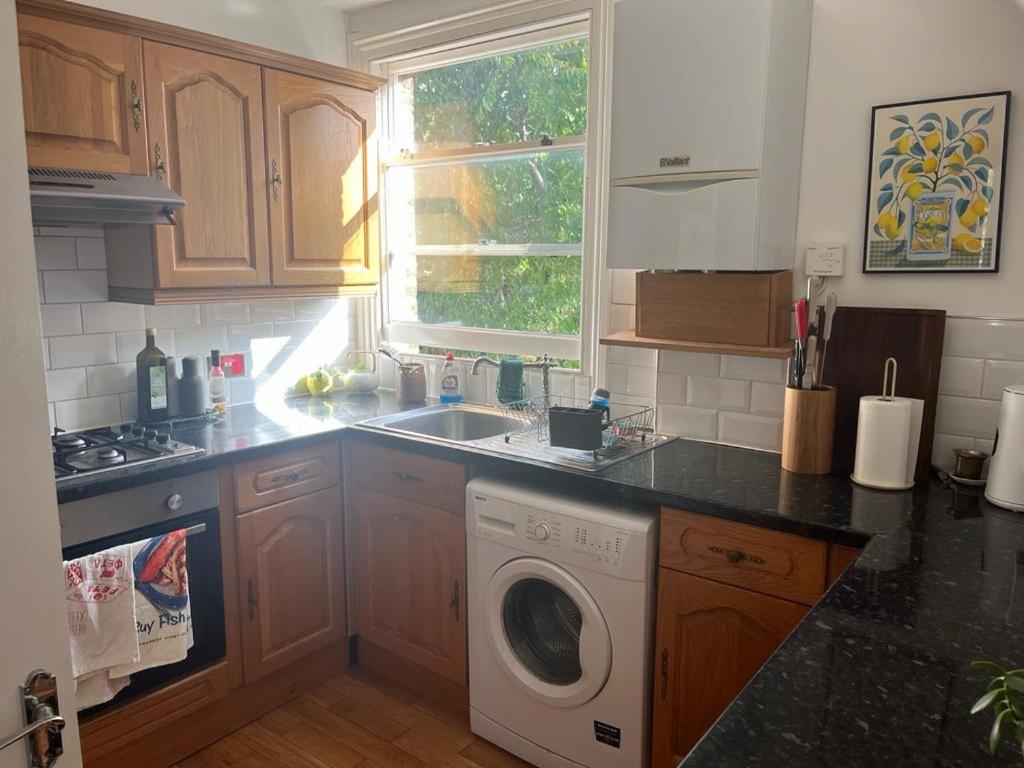 2 Bedroom Top Floor Flat, West Dulwich Free Street Parking 런던 외부 사진